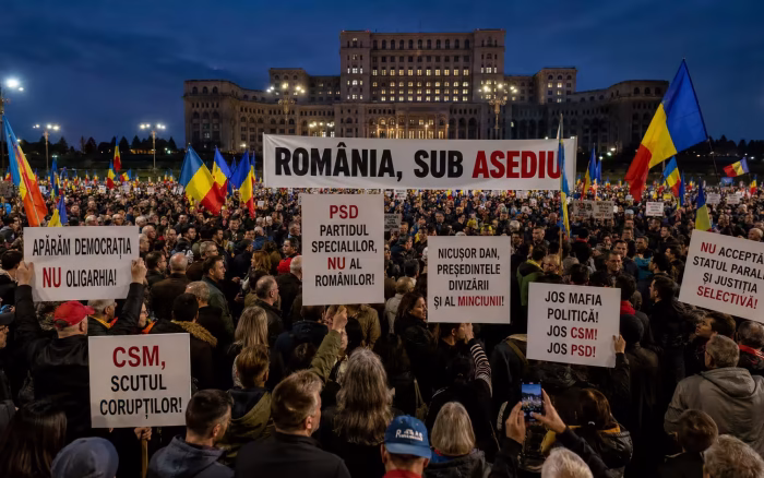 Protest în Piața Victoriei: sute de oameni au ieșit în stradă