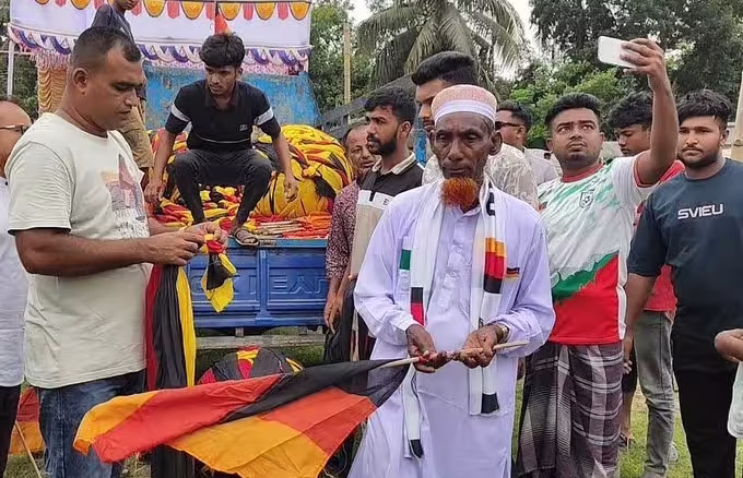 Un fermier din Bangladesh a desfășurat un steag de 7 km pentru a susține Germania