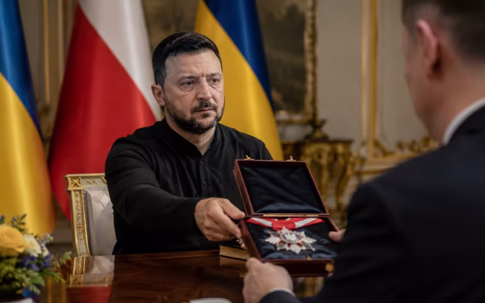 Zelenski a retrimis Poloniei Ordinul Vulturul Alb