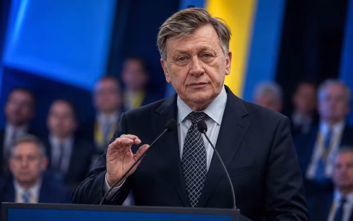 Crin Antonescu atacă dur conducerea PNL: „Congresul trădătorilor”