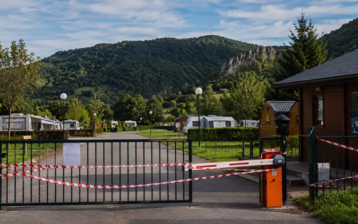 Patru campinguri construite cu fonduri europene în Bihor nu au fost deschise niciodată