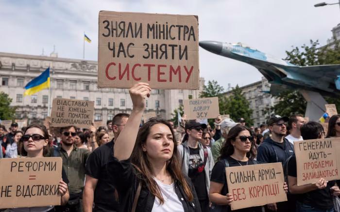 Proteste în Ucraina după înlăturarea ministrului Apărării. Un comandant al Forțelor Aeriene demisionează