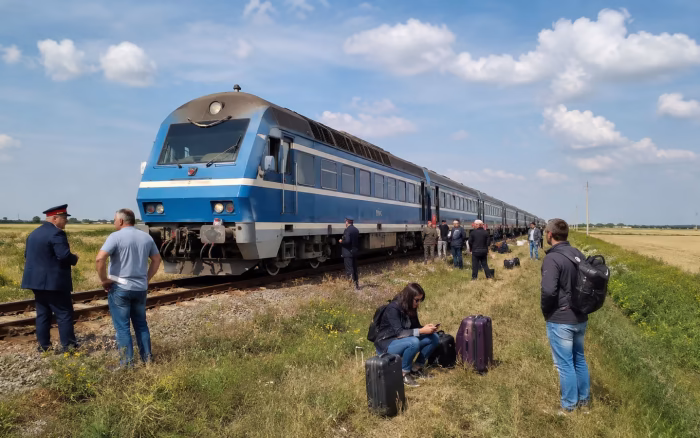 Trenul Budapesta–București s-a defectat și a rămas blocat în câmp