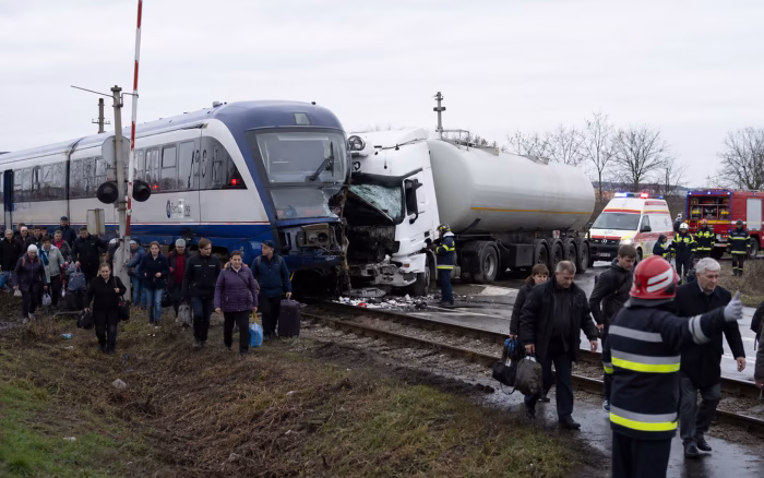 Trenul Suceava–Constanța a lovit o autocisternă în Bacău. Aproximativ 200 de pasageri au fost evacuați